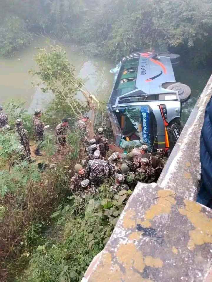 दाङमा बस दुर्घटना, २२ यात्रु घाइते