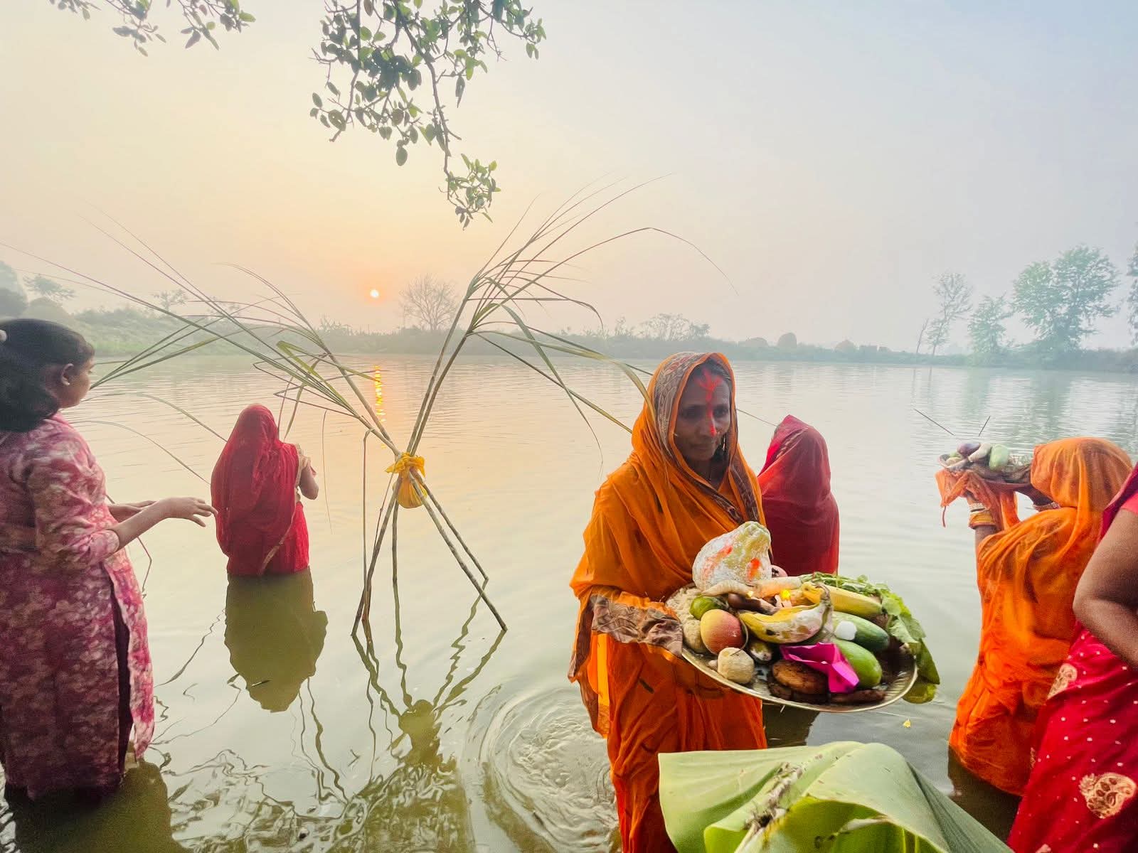 उदाउँदो सूर्यलाई अर्घ अर्पण गर्दै चैती छठ सम्पन्न