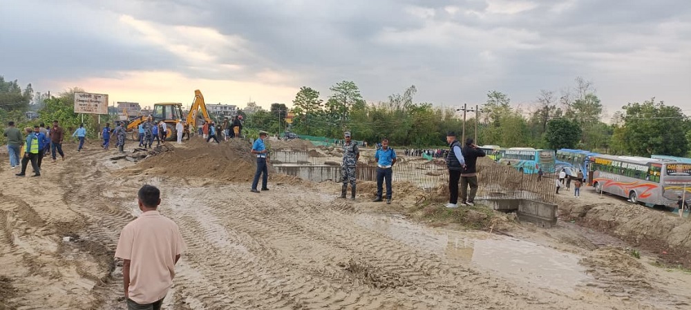 सर्लाहीको हरिवनमा बाढीले डाइभर्सन बगाउँदा पूर्व–पश्चिम राजमार्ग अवरुद्ध