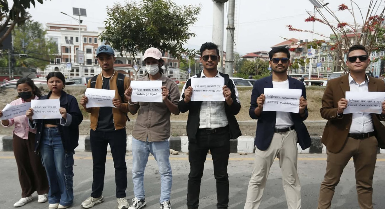 पेट्रोलियम मूल्यवृद्धिविरुद्ध काठमाडौंमा युवाको प्रदर्शन