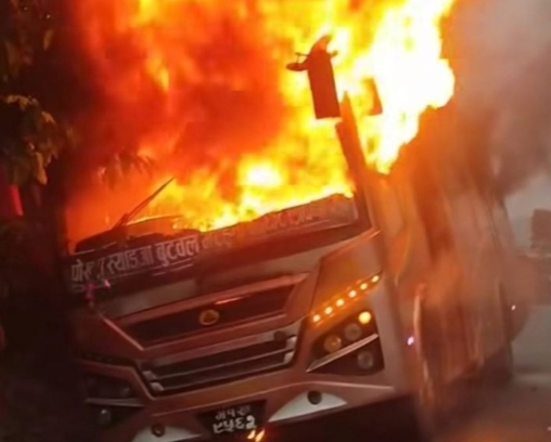 पोखरामा गुडिरहेको बसमा आगलागीपोखरा