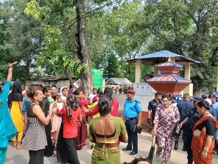 कलैयामा तेस्रो लिङ्गी समुदायबीच विवादपछि तनाव, प्रहरी कार्यालय अगाडि प्रदर्शन