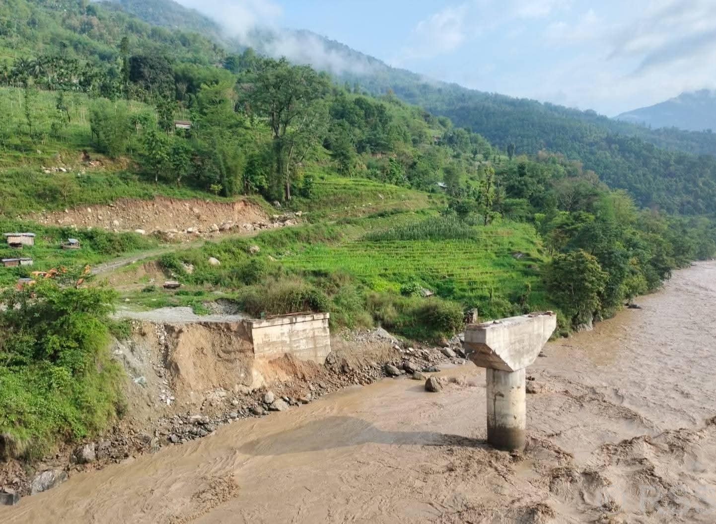 पाँचथरमा बाढीपहिरोको कहर : चार परिवार विस्थापित, जलविद्युत् आयोजना र पूर्वाधारमा ठूलो क्षति