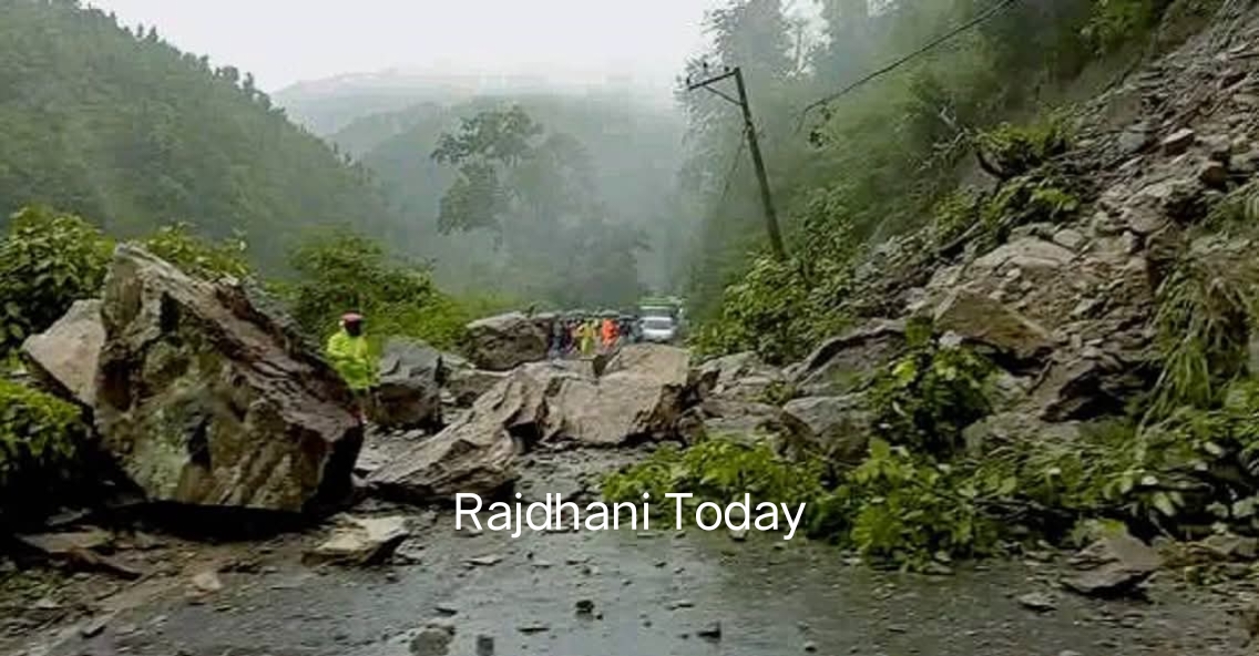 फिस्लिङमा पहिरो जाँदा पृथ्वी राजमार्ग अवरुद्ध, सयौं सवारीसाधन अलपत्र
