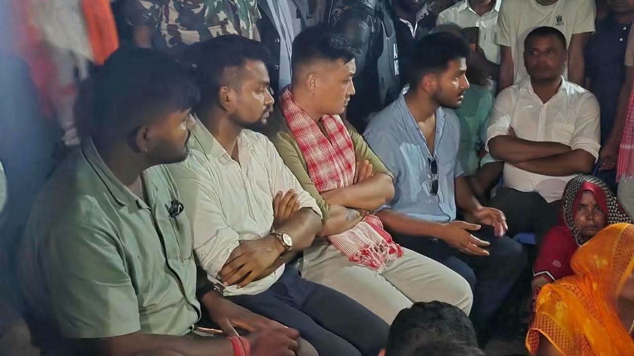 मध्य रातमा पुगे गृहमन्त्री मृतक गणेश यादवको परिवारसँग भेटन