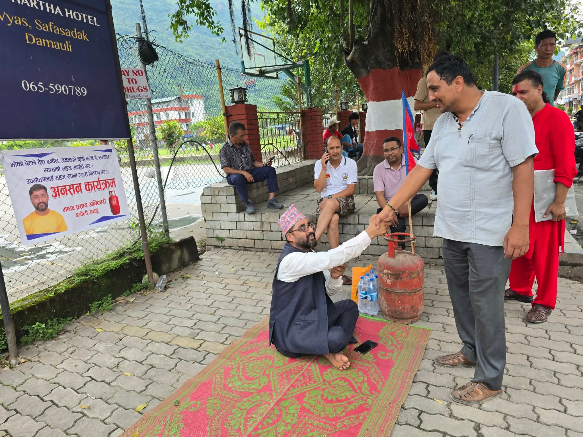 ग्यास आपूर्ति सहज नभएसम्म अधिकारी अनशनमा बस्ने