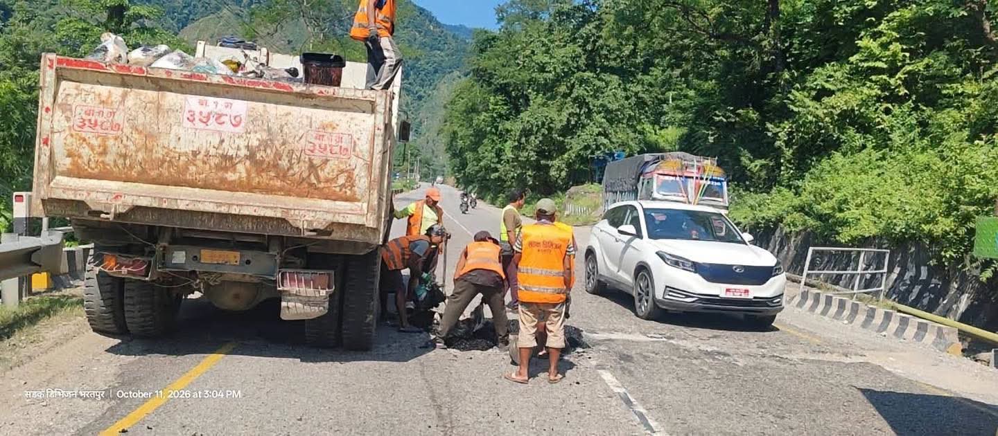 चाडपर्व लक्षित नारायणघाट–मुग्लिङ सडकका खाल्डाखुल्डी मर्मत गरिँदै